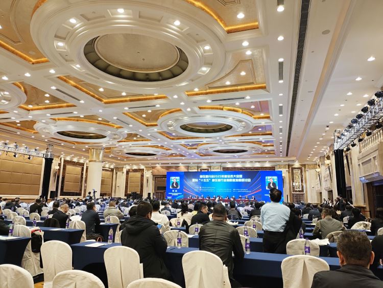 陜西意聯電氣攜免維護吸濕器等兩大核心產品亮相中電協變壓器分會2025年度會員大會 陜西意聯電氣攜免維護吸濕器等兩大核心產品亮相中電協變壓器分會2025年度會員大會